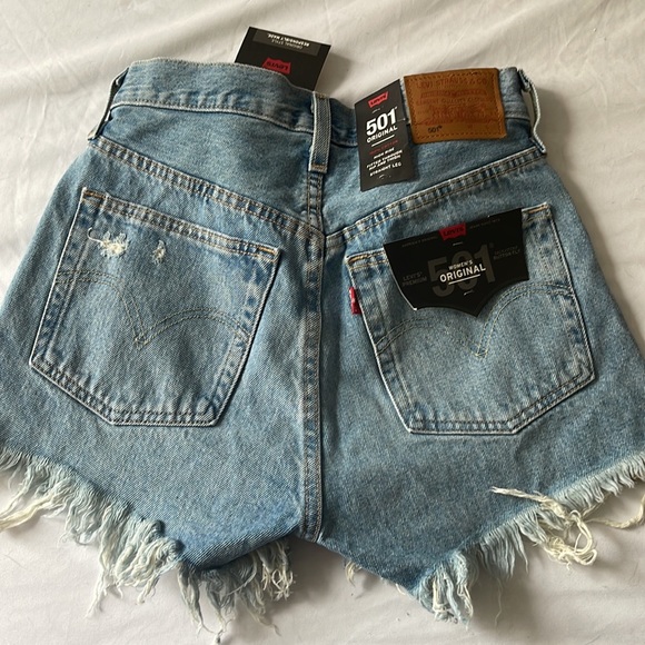 NWT Levi 501 Original High Rise distressed Denim Shorts 24 - Picture 1 of 6